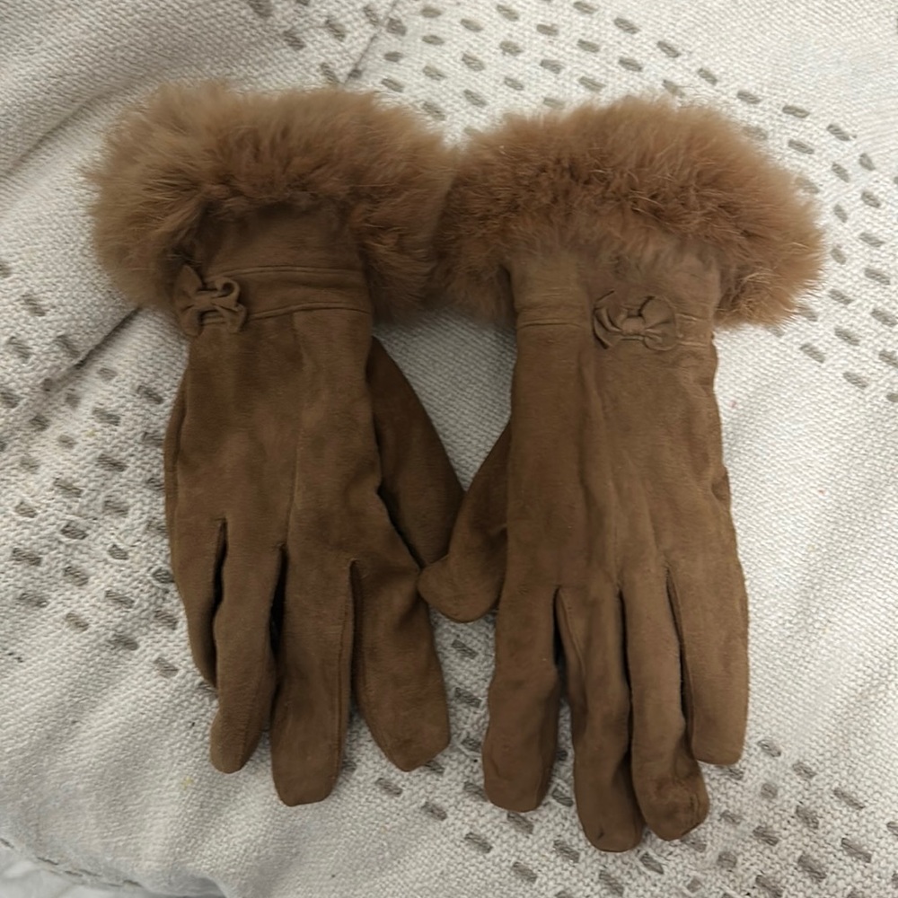 Suede winter gloves with natural fur